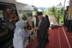 Gubernur Sumbar Mahyeldi Ansharullah menyambut Menteri PPPA RI Arifatul Choiri Fauzi di Bandara Internasional Minangkabau, Selasa (17/02/2026).