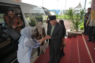 Gubernur Sumbar Mahyeldi Ansharullah menyambut Menteri PPPA RI Arifatul Choiri Fauzi di Bandara Internasional Minangkabau, Selasa (17/02/2026).