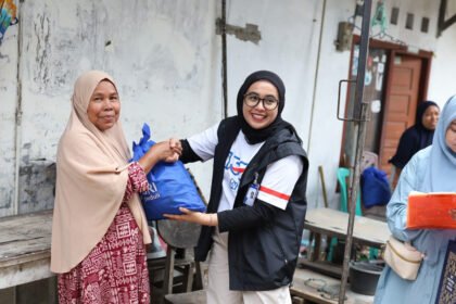 BRI Region 3 Padang salurkan 700 paket sembako kepada warga sekitar unit kerja sebagai wujud komitmen tanggung jawab sosial perusahaan.