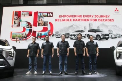 Booth Mitsubishi Motors di IIMS 2026 menampilkan Mitsubishi Destinator dan Xforce 55th Anniversary Edition di JIEXPO Kemayoran, Jakarta.