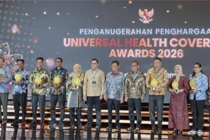 Penyerahan UHC Award 2026 kepada pemerintah daerah di Jakarta International Expo, sebagai apresiasi atas komitmen perluasan Jaminan Kesehatan Nasional.