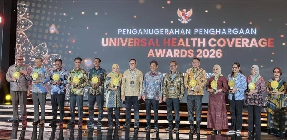 Penyerahan UHC Award 2026 kepada pemerintah daerah di Jakarta International Expo, sebagai apresiasi atas komitmen perluasan Jaminan Kesehatan Nasional.