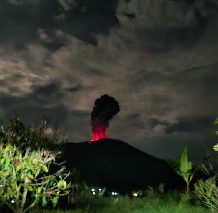 Gunung Marapi Erupsi Disertai Dentuman, Semburkan Abu Vulkanik Setinggi 3.000 Meter