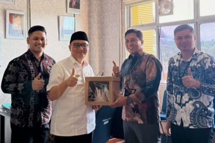 Pimpinan BRI Branch Office Simpang Empat, Pudji Djoko Triyono, memberikan kejutan kue ulang tahun kepada Sekdakab Pasbar, Doddy San Ismail, yang berulang tahun ke-40.