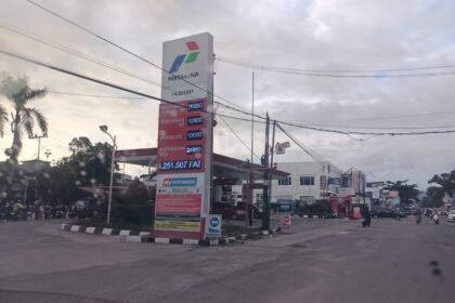 Harga Pertamax tetap di Sumbar meski BBM lain naik sejak 18 April 2026, langkah ini dinilai lindungi daya beli masyarakat.