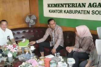 Riandi Rinaldi Tabrani bertemu Kepala Kemenag Kabupaten Solok Dedi Wandra dalam kunjungan silaturahmi.