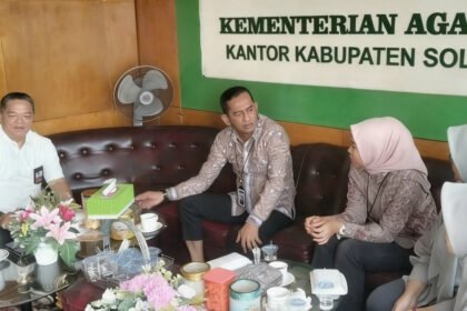 Riandi Rinaldi Tabrani bertemu Kepala Kemenag Kabupaten Solok Dedi Wandra dalam kunjungan silaturahmi.