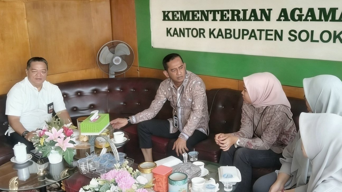 Riandi Rinaldi Tabrani bertemu Kepala Kemenag Kabupaten Solok Dedi Wandra dalam kunjungan silaturahmi.
